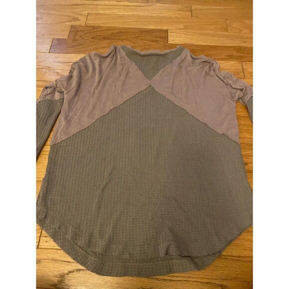 Weekend Suzanne Betro, Woman's tan waffle knit long sleeve top size medium - Picture 5 of 8